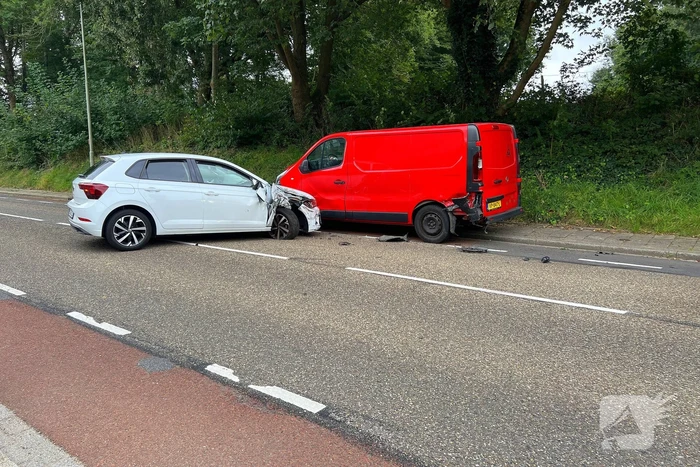 Automobilist rijdt tegen geparkeerde bestelbus