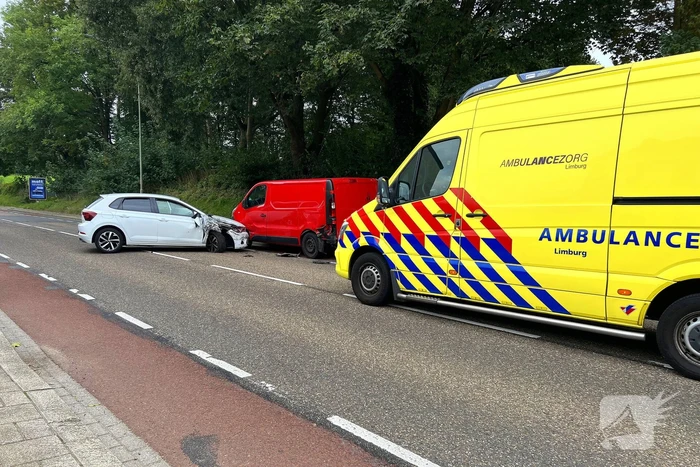 Automobilist rijdt tegen geparkeerde bestelbus