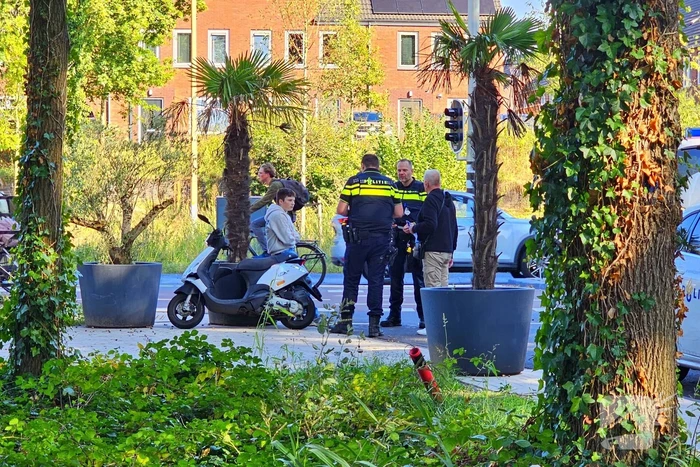 Scooterrijder en automobilist met elkaar in botsing