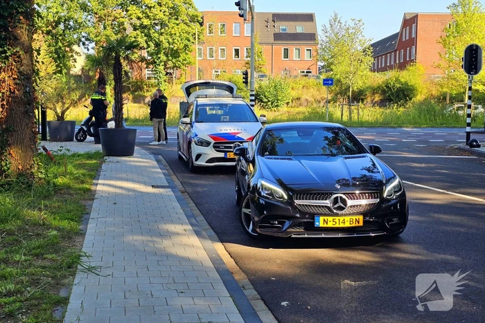 Scooterrijder en automobilist met elkaar in botsing