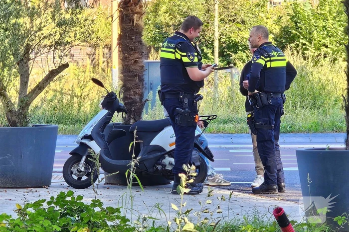 Scooterrijder en automobilist met elkaar in botsing