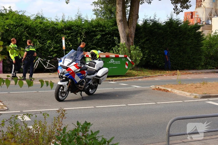 Motorrijder klapt achterop bestelbus