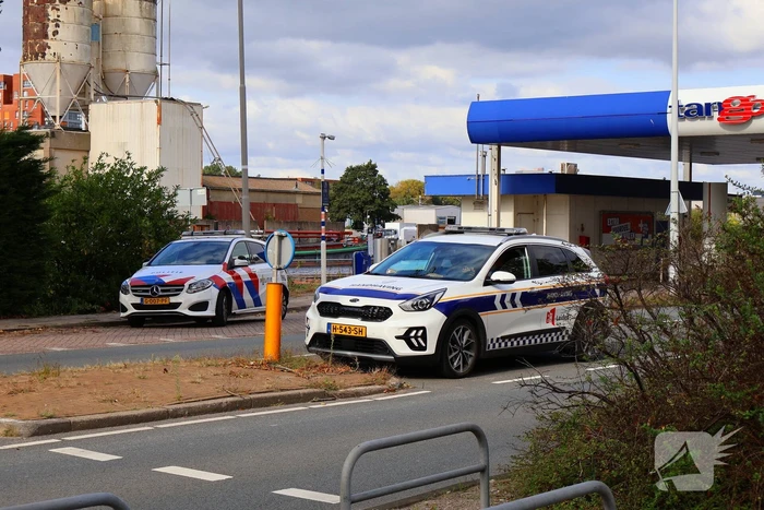 Motorrijder klapt achterop bestelbus