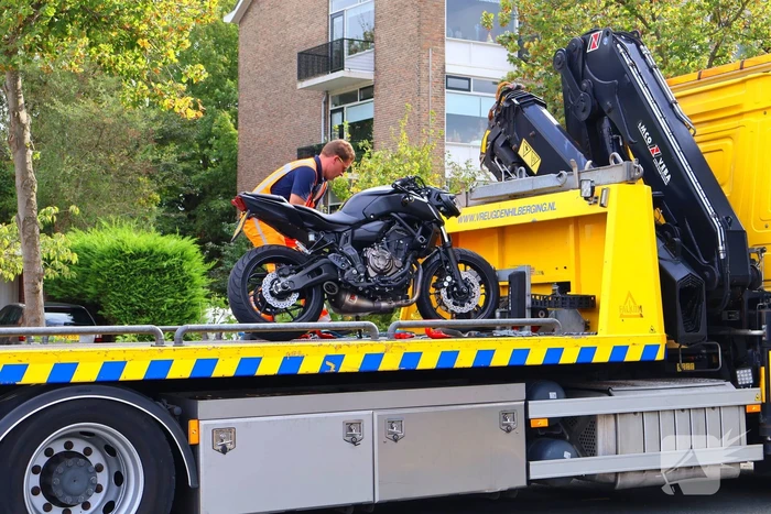 Motorrijder klapt achterop bestelbus
