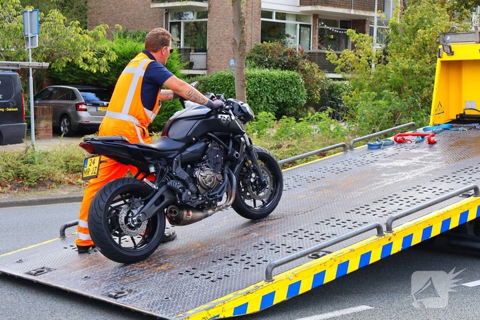 Motorrijder klapt achterop bestelbus