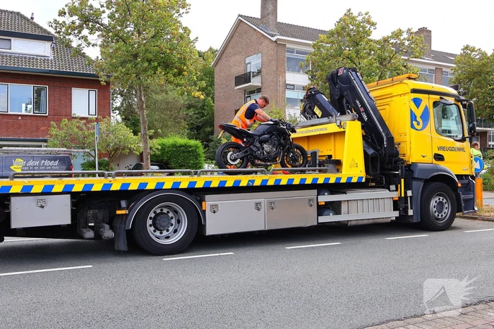 Motorrijder klapt achterop bestelbus