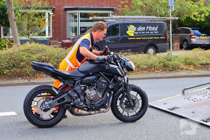Motorrijder klapt achterop bestelbus
