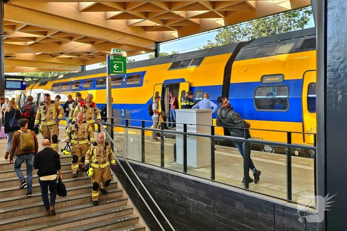 Vrouw vast tussen perron en trein op station