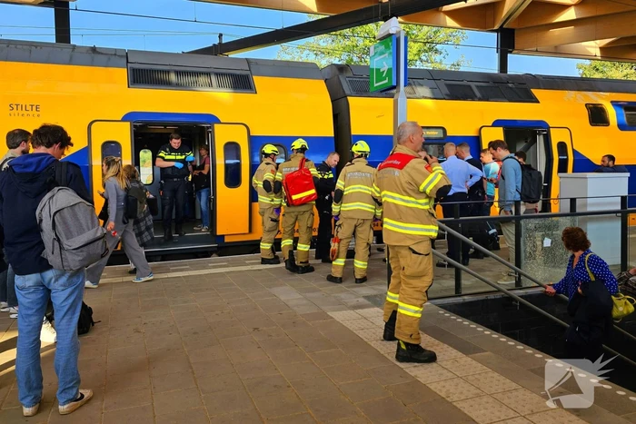 Vrouw vast tussen perron en trein op station