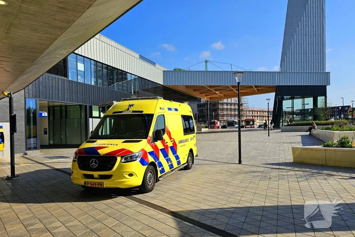 Vrouw vast tussen perron en trein op station