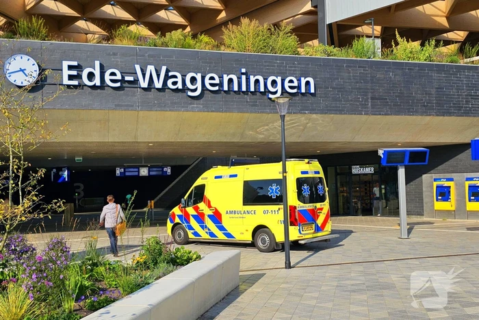 Vrouw vast tussen perron en trein op station
