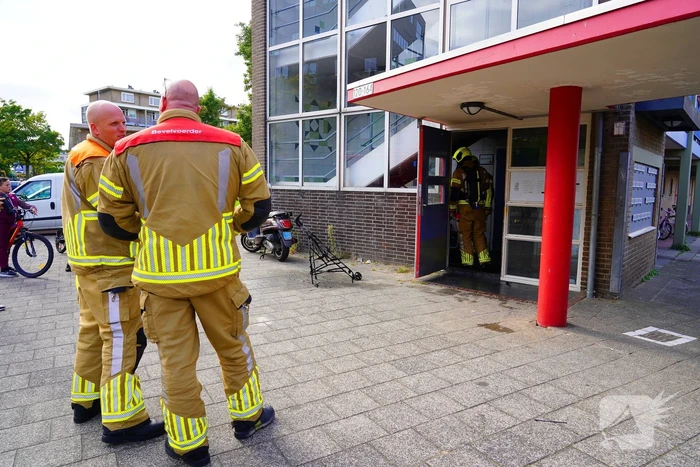 Kinderwagen vlamt in portiek; oorzaak nog onbekend