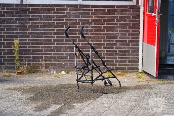 Kinderwagen vlamt in portiek; oorzaak nog onbekend
