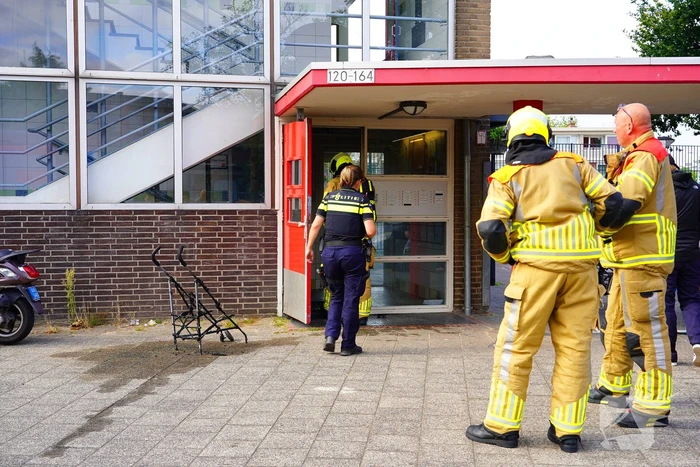 Kinderwagen vlamt in portiek; oorzaak nog onbekend