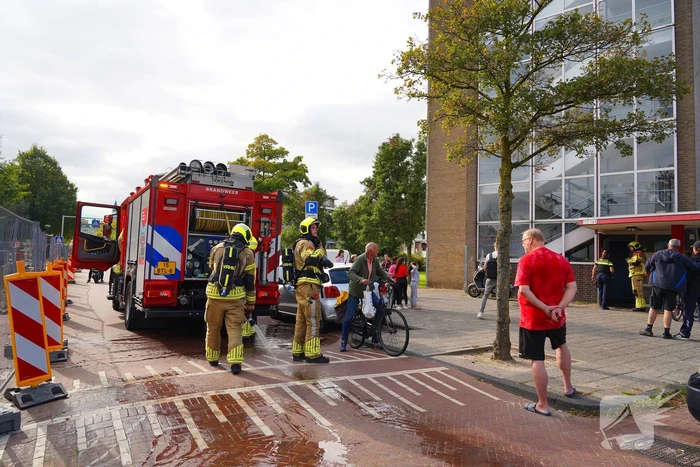 Kinderwagen vlamt in portiek; oorzaak nog onbekend