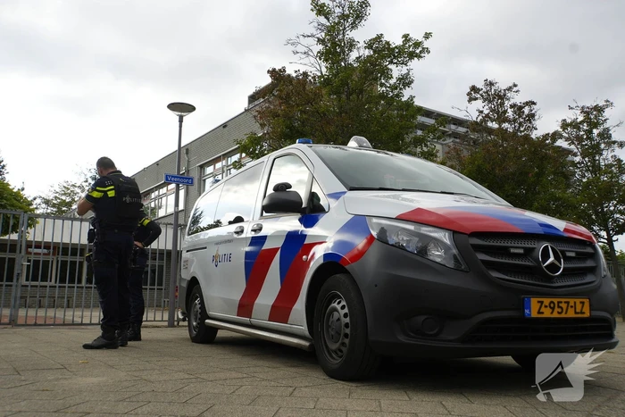 Politie onderzoekt vuurwapenmelding op School