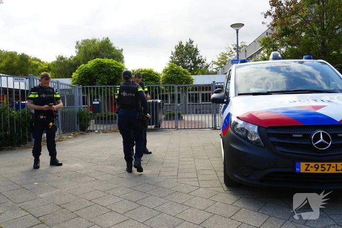 Politie onderzoekt vuurwapenmelding op School
