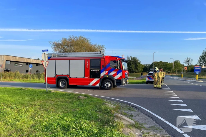 Forse schade bij aanrijding tussen twee voertuigen op kruising