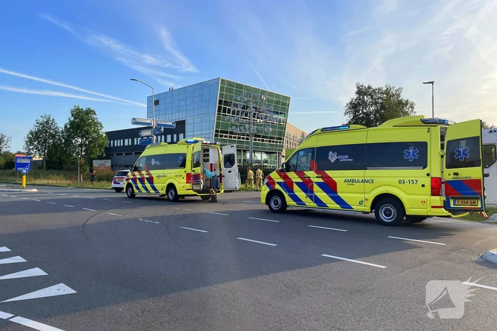 Forse schade bij aanrijding tussen twee voertuigen op kruising