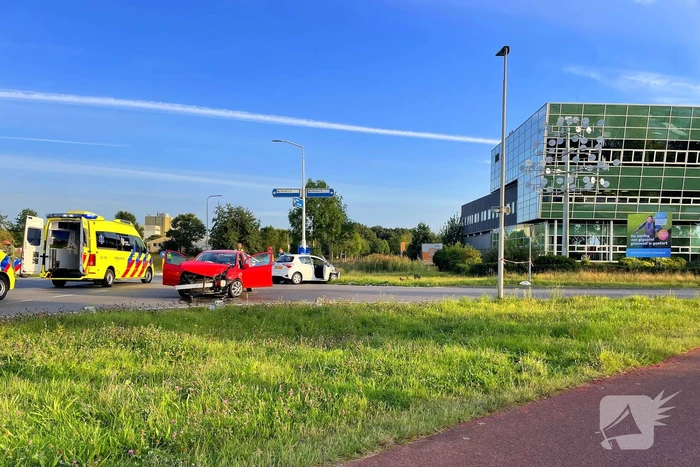 Forse schade bij aanrijding tussen twee voertuigen op kruising