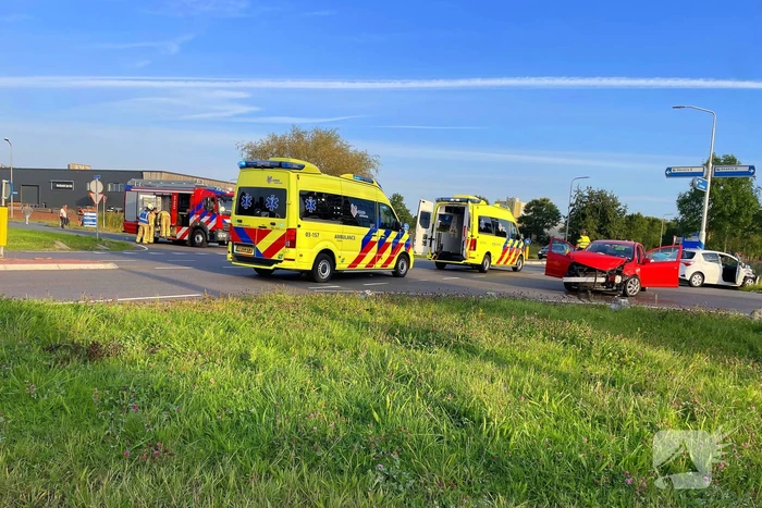 Forse schade bij aanrijding tussen twee voertuigen op kruising