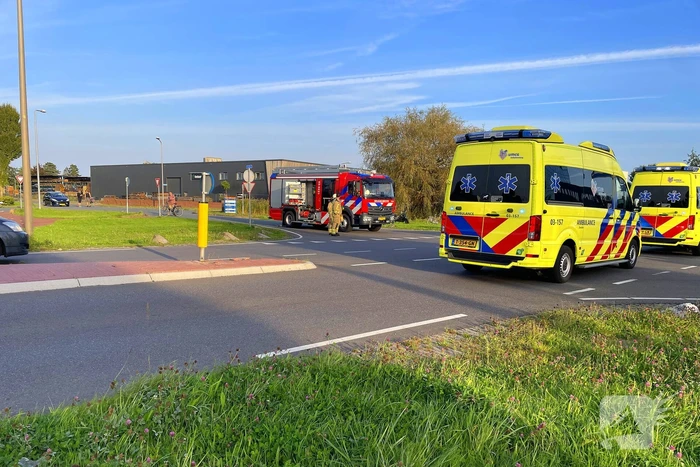 Forse schade bij aanrijding tussen twee voertuigen op kruising