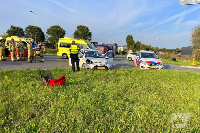 Forse schade bij aanrijding tussen twee voertuigen op kruising