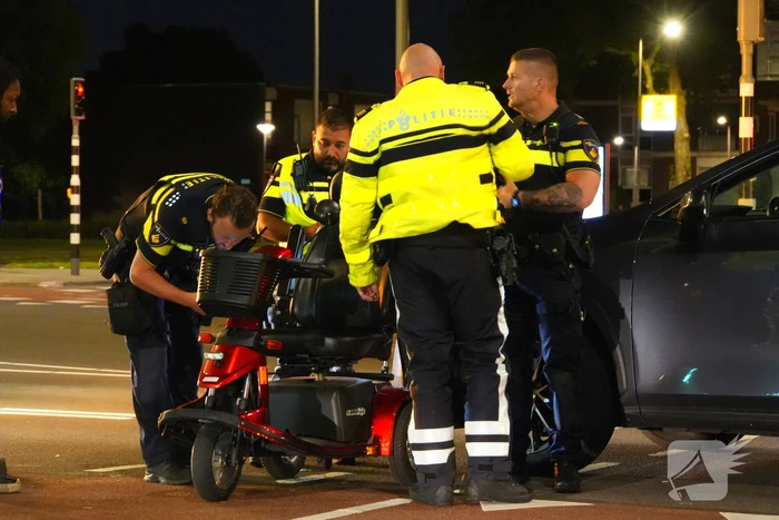 Overstekende scootmobieler geschept op zebrapad