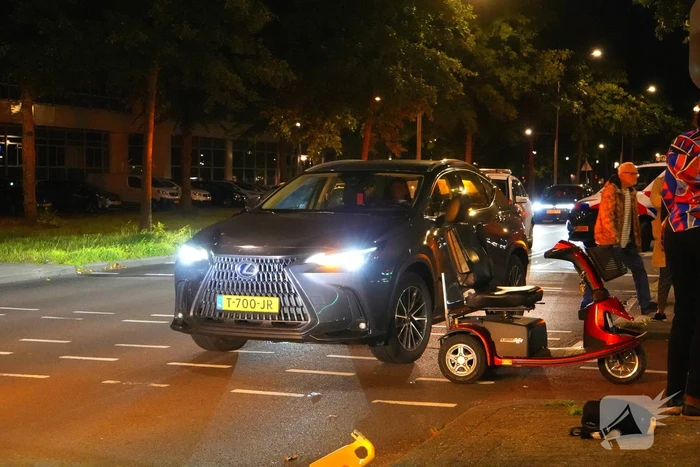 Overstekende scootmobieler geschept op zebrapad