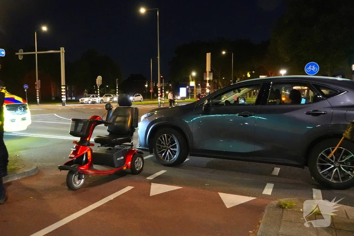 Overstekende scootmobieler geschept op zebrapad