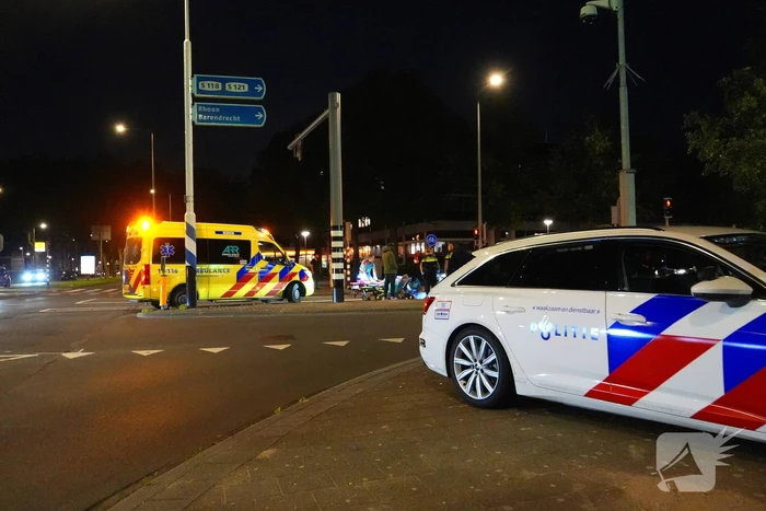 Overstekende scootmobieler geschept op zebrapad