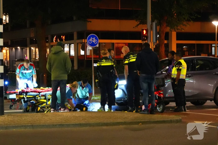 Overstekende scootmobieler geschept op zebrapad