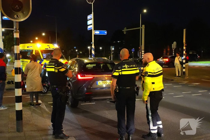 Overstekende scootmobieler geschept op zebrapad