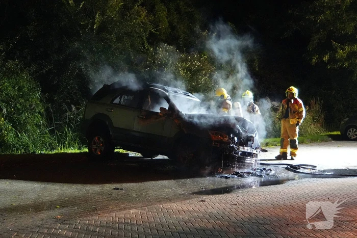 Brandweer blust brand in geparkeerde auto, politie stelt sporen veilig