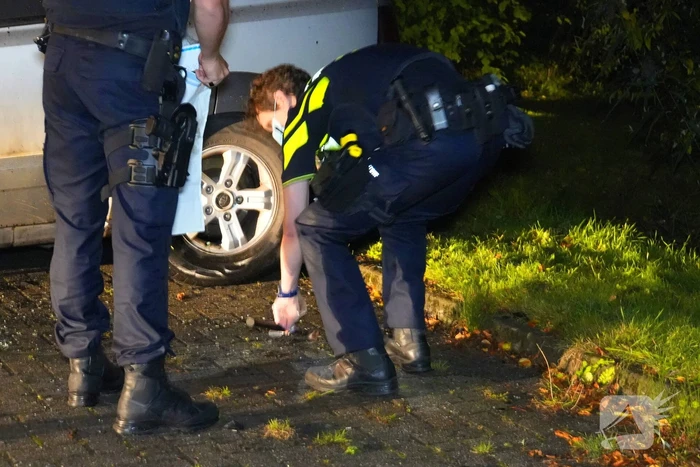 Brandweer blust brand in geparkeerde auto, politie stelt sporen veilig