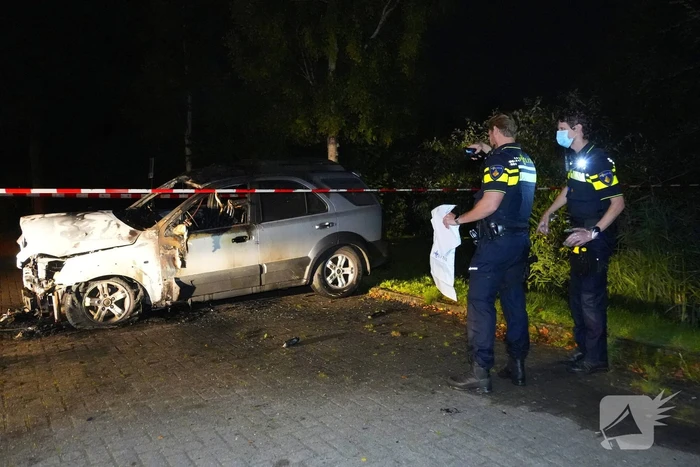 Brandweer blust brand in geparkeerde auto, politie stelt sporen veilig