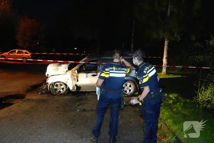 Brandweer blust brand in geparkeerde auto, politie stelt sporen veilig