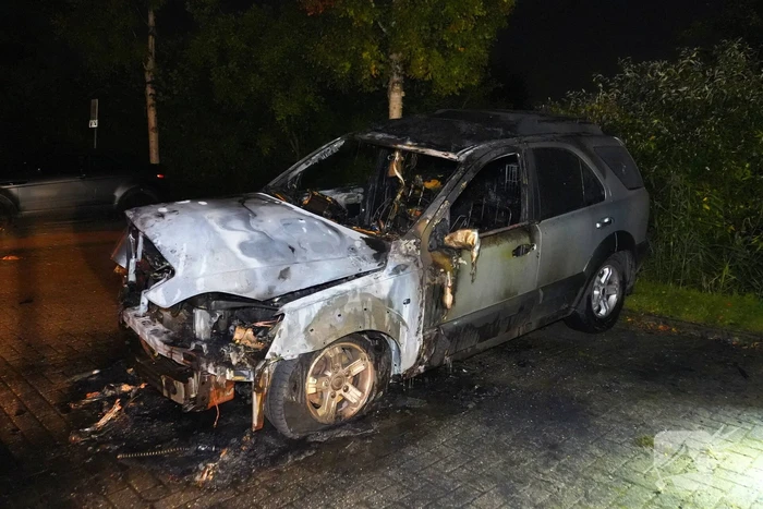 Brandweer blust brand in geparkeerde auto, politie stelt sporen veilig