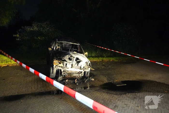 Brandweer blust brand in geparkeerde auto, politie stelt sporen veilig