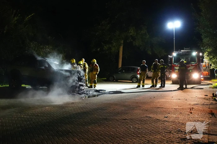 Brandweer blust brand in geparkeerde auto, politie stelt sporen veilig