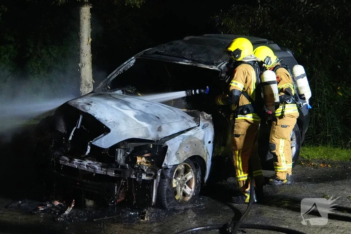 Brandweer blust brand in geparkeerde auto, politie stelt sporen veilig