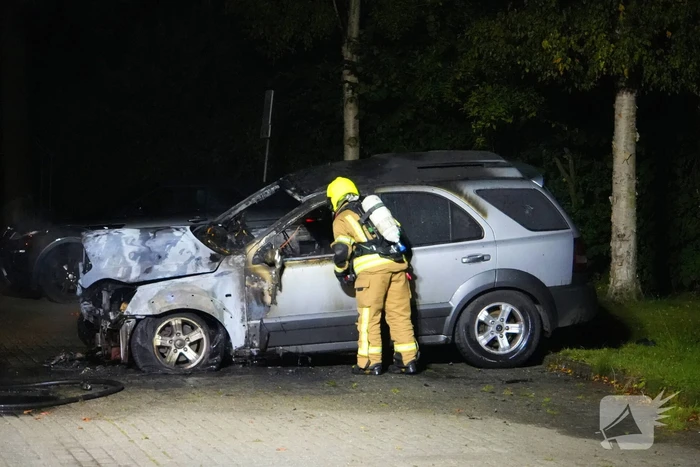 Brandweer blust brand in geparkeerde auto, politie stelt sporen veilig