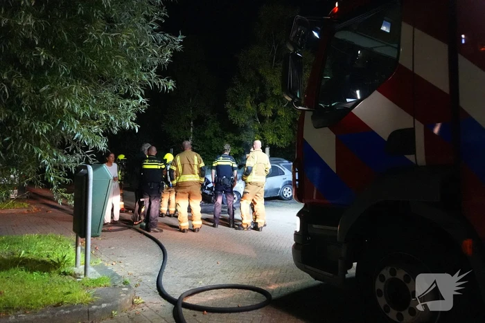 Brandweer blust brand in geparkeerde auto, politie stelt sporen veilig