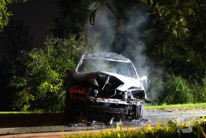 Brandweer blust brand in geparkeerde auto, politie stelt sporen veilig