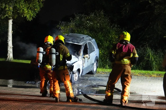 Brandweer blust brand in geparkeerde auto, politie stelt sporen veilig