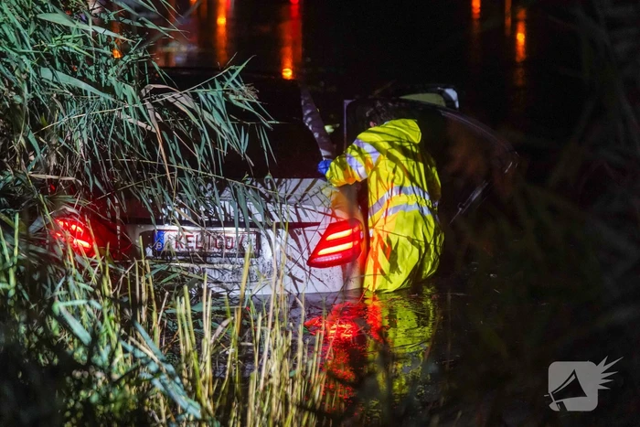 Auto te water op industrieterrein