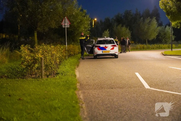 Auto te water op industrieterrein