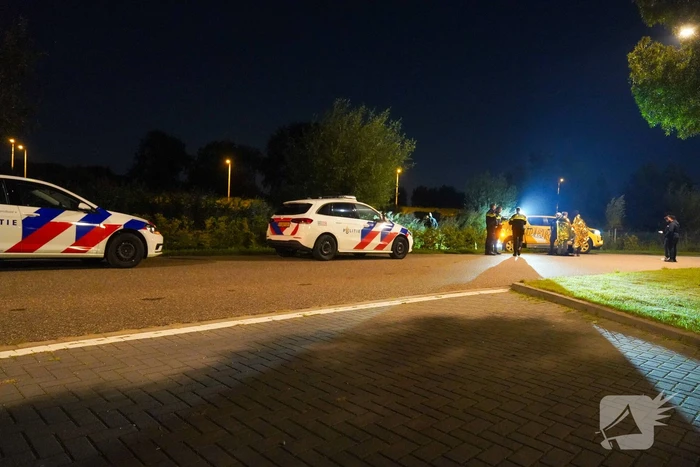 Auto te water op industrieterrein