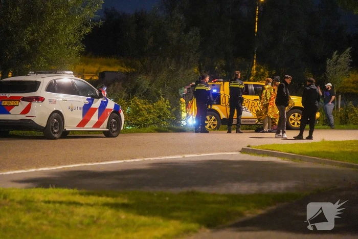 Auto te water op industrieterrein
