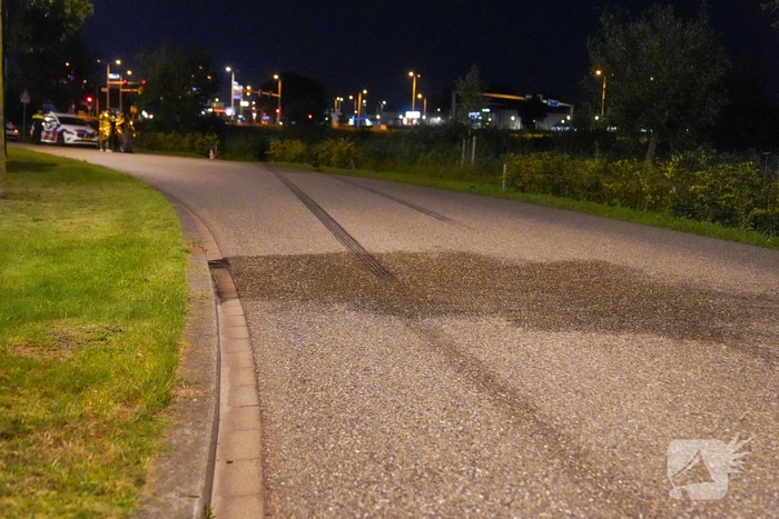 Auto te water op industrieterrein
